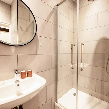 Will & Tate אכסניה *